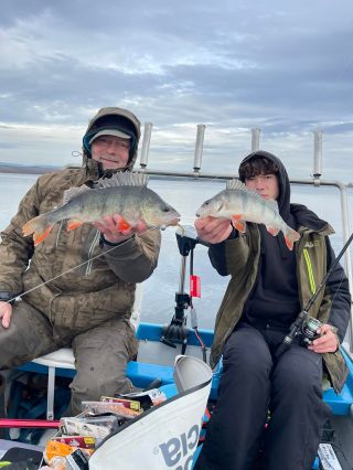 Zimní lov okounů je super ukončení sezony. Chlapci nachytali krásné rybky, a super jsme si to užili🐟🐬🐳