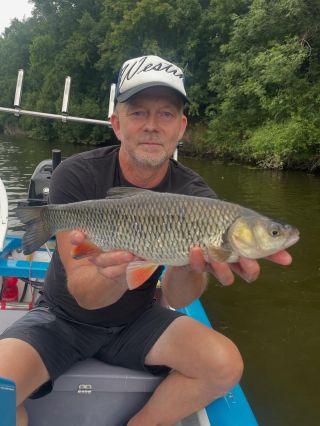 🎣 Labská trefa 2025 – přívlač z lodě s Tondou = zážitky na max! 🐟 Sumec 42 cm mi stáhl prut do Labe → skok po hlavě →...